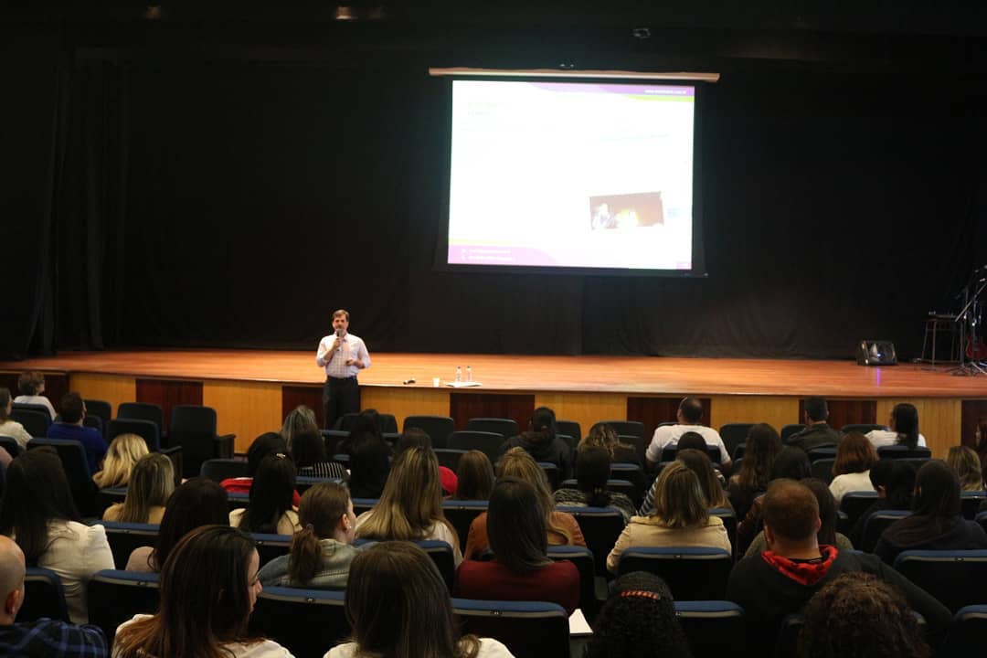 Início do programa Competências Socioemocionais para Educadores na semana pedagógica do Carmen Sallés